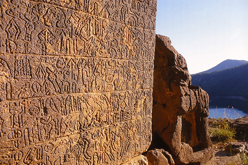 Karatepe – Südtor, hethitisch-luwische Schriftzeichen